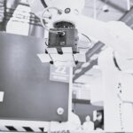 Solution robotisée pour l’ébavurage et la finition des pièces métalliques Robot de chargement automatisé intégré à une machine d’ébavurage industrielle