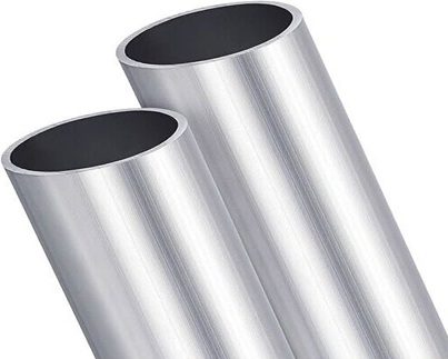 Tube rond métallique avec finition poncée, montrant une surface lisse et uniformisée après traitement.